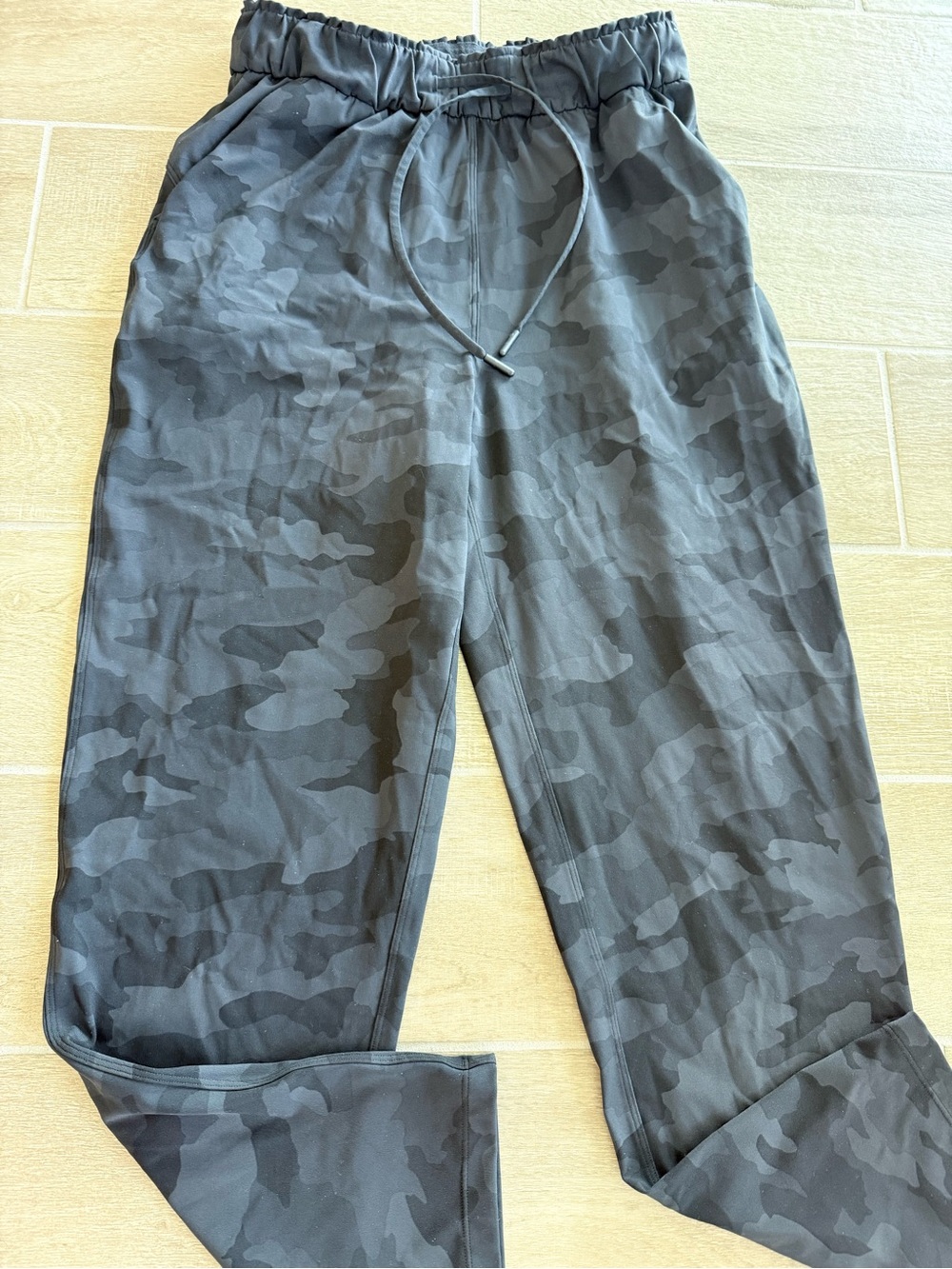 Lululemon Softstreme Straight-Leg Cropped Dark Gray Camo Pants
